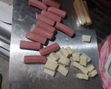 Foto del paso 1 de la receta: Banderillas de salchicha y queso manchego 🙂‍↕️😊¡súper fácil!