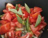Foto del paso 2 de la receta Muslitos de pollo con tomate y albahaca