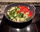 Foto del paso 3 de la receta: Merluza en salsa de tomate y verduras con queso