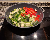 Foto del paso 3 de la receta: Merluza en salsa de tomate y verduras con queso