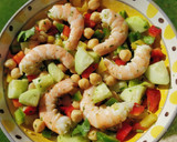 Foto del paso 3 de la receta: Ensalada de garbanzos y langostinos