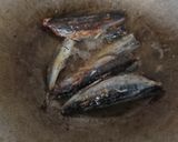 Foto langkah ke 2 dari resep Pindang Tongkol, Terong Tumis Cabe Hijau Ale.