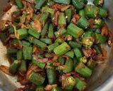 A picture of step 2 of Fried bhindi.