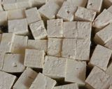 Foto del paso 1 de la receta: Tofu en salsa de tomate comercial 🥫incluyo análisis de etiqueta 🍅 🫒Festejo vegano