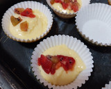 Foto del paso 10 de la receta: Magdalenas con kiwi y fresas rellenas de crema y coulis de frutos del bosque (sin gluten)