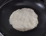 Foto del paso 3 de la receta: Arepa🫓rellena de queso🧀salchicha🌭y ensalada🍅🧅🥕
