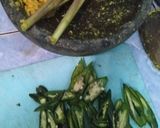 Foto langkah ke 4 dari resep Sayur ikan bawal nyomok kuning cabe ijo (ikan bawal di kuningin).