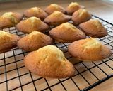 Foto del passaggio 5 della ricetta Madeleines Glassate al Cioccolato con il Cuore di Miele