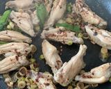 รูปขั้นตอนการทำที่ 3 ของ ปีกไก่คั่วสมุนไพรพริกป่น