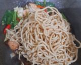 Foto langkah ke 6 dari resep Mie Goreng Udang Bakso Homemade ala Jesslyn Orlane 🍜🔥.