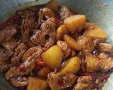 Foto langkah ke 3 dari resep Semur Ayam Kentang Pedas.