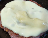 Foto del paso 3 de la receta: Hamburguesa con mermelada de cebolla y queso gallego