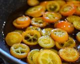 Foto del passaggio 3 della ricetta Torta crudista al cioccolato e kumquat