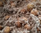 Foto langkah ke 3 dari resep Tips Membersihkan kentang kecil menggunakan ampas parutan kelapa.