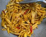 Foto langkah ke 4 dari resep Oseng Kentang Pedas Manis.