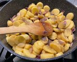 Une image de l'étape 8 de Pommes de terre sautées à l'oignon rouge.