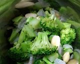 A picture of step 7 of Broccoli almond soup.