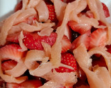 Foto del paso 2 de la receta: Ensalada de espárragos verdes con salmón y fresas
