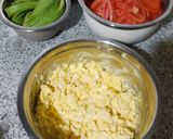 Foto del paso 4 de la receta: Mini triples de palta, tomate y huevo
