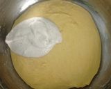 Foto langkah ke 2 dari resep Kunyit Chili Flakes Cheese Sourdough Bread (Open Bake Method).