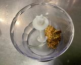 Une image de l'étape 1 de Sauce salade à la moutarde à l'ancienne, ail, soja et persil.