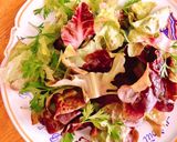 Hình bước làm 2 của món Salad Phi Lê Gà Áp Chảo Sốt Mè Rang