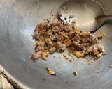 รูปขั้นตอนการทำที่ 2 ของ ข้าวผัดน้ำพริกเผากุ้งใส่หมูสับกับไข่เค็ม