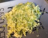 Une image de l'étape 1 de Salade de concombres et courgettes à l'oignon rouge et laitue de mer.
