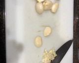 Foto del paso 4 de la receta: Muslos de pollo en salsa de cebolla y ajo