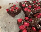 Cukormentes brownie málnával recept fázis 3 fotója