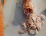 Foto del passaggio 4 della ricetta Fusilli allo zafferano, con scampi su crema di piselli e speck croccante