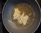 Foto langkah ke 3 dari resep Jamur Enoki Crispy.