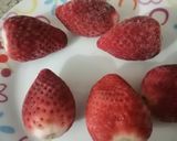 A picture of step 1 of Strawberry smoothie bowl.