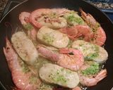 Foto del paso 3 de la receta: Merluza con langostinos y patatas