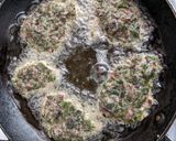 Foto del paso 4 de la receta: Buñuelos de hojas de remolacha