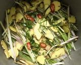Hình bước làm 3 của món Gà nguyên con hấp muối (không bị mặn đâu nhé)