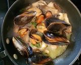 Foto del passaggio 2 della ricetta Fettuccine nere con cozze e cardocelli