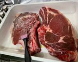 Une image de l'étape 1 de Côtes de bœuf grillées au four au thym, ail et laurier.