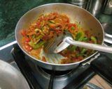 A picture of step 2 of Instant paneer capsicum ki sabji.
