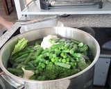 Foto del paso 1 de la receta: Caldo de Aprovechamiento (con verduras pochas y peladuras)