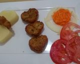 Foto del paso 5 de la receta: Nuggets de Pollo con Puré y Ensalada