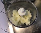 Une image de l'étape 2 de Sauce au yaourt, épices, fines herbes et oignon.