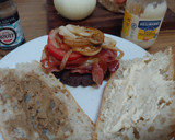Foto del paso 5 de la receta: Hamburguesa de Angus con bacon, queso, tomate, cebolla y pan cristal