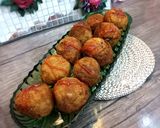 A picture of step 6 of Rice balls with leftover rice.