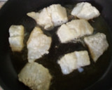 Foto del paso 1 de la receta: Bacalao con tomate pimientos y almejas