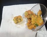A picture of step 3 of Alu Hari pyaz k pakoray.