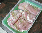 Foto del paso 2 de la receta: Chuletas de cerdo rellenas de gorgonzola con papas fritas