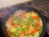 Noodles de arroz con pollo y verduras