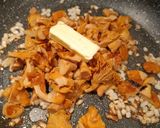 A picture of step 3 of Spaghetti with Chanterelle Sauce.