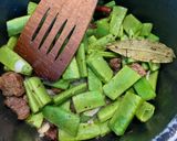 A picture of step 3 of Lebanese green beans stew.